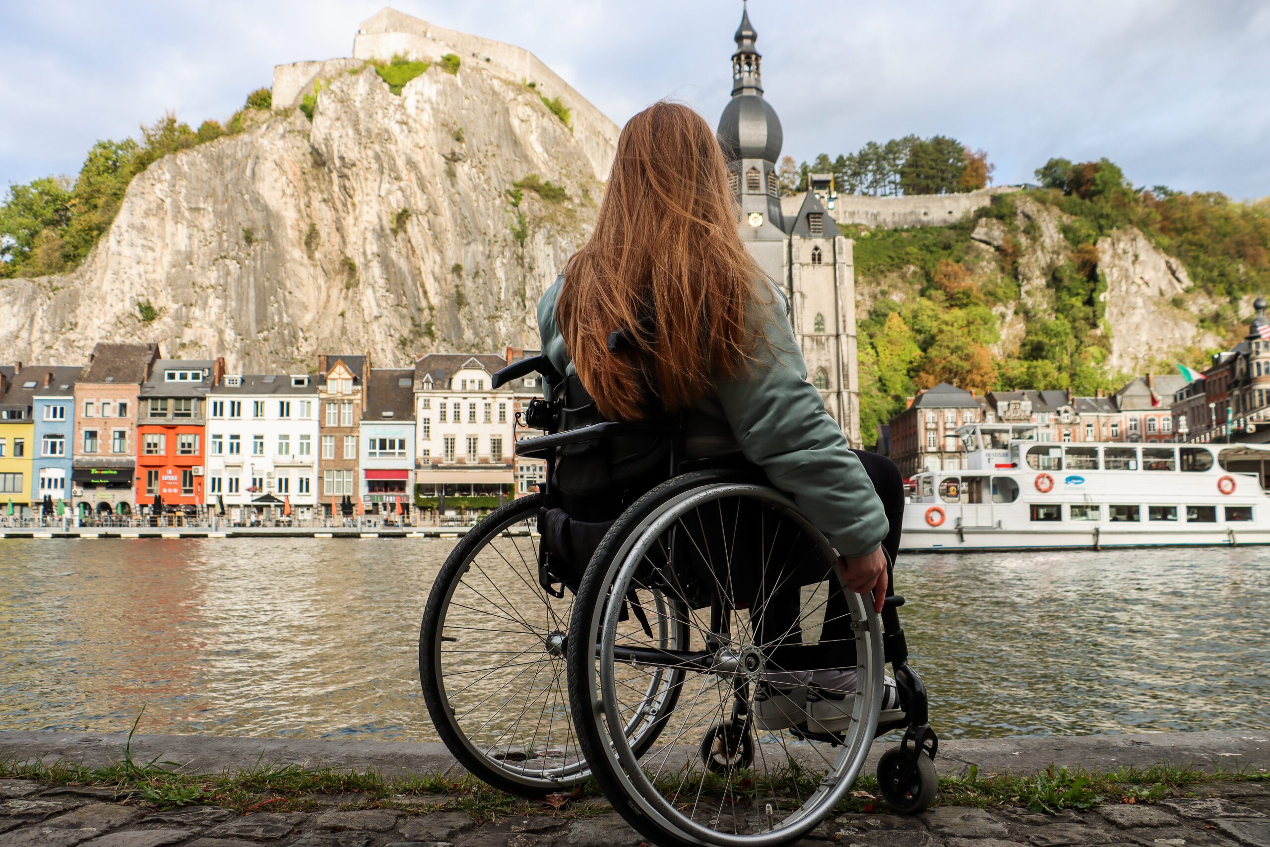 Femme en fauteuil roulant devant la Citadelle de Dinant