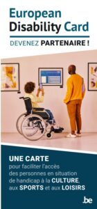 Affiche promotionnelle pour la European Disability Card. Une personne en fauteuil roulant et une autre personne debout observent une œuvre d’art dans une galerie. La carte European Disability Card est mise en avant sur un écran. Le texte encourage les établissements à devenir partenaires du programme pour faciliter l’accès des personnes en situation de handicap à la culture, aux sports et aux loisirs.