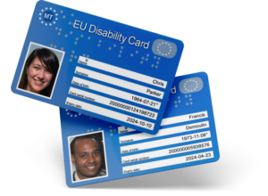 Deux cartes EU Disability Card de couleur bleue, affichant des informations personnelles et des photos d’identification. Ces cartes permettent aux personnes en situation de handicap de bénéficier d’un accès facilité aux services culturels, touristiques et de loisirs en Europe.