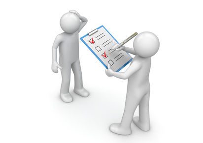Deux personnages stylisés : l’un pose des questions à l’autre à l’aide d’un grand questionnaire à cocher.